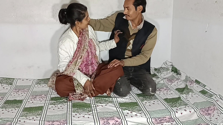 Desi Bhabhi Neha: 素人妻が床に叩かれるホットなインド熟女セックス
