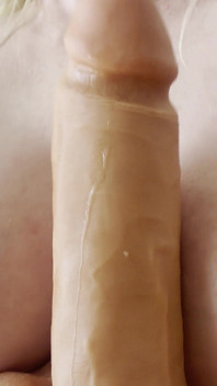 MILF blonde bertetek besar berminyak puting bermain blowjob dildo selamba dan pancutan mani dalam mulut