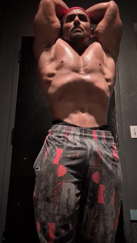Heiße muskulöse bodybuilderin posiert und biegt sich nackt