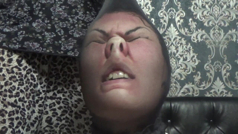Goddess Misha Goldy: 鼻子手淫，脸上乱搞，愚蠢的脸，头上的丝袜，恋唇癖！给凯特！