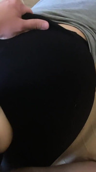 Futai cu jucărie și spermă pe leggins