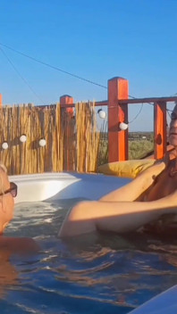 Amatérská blonďatá zralá manželka si užívá nahé potěšení v Jacuzzi