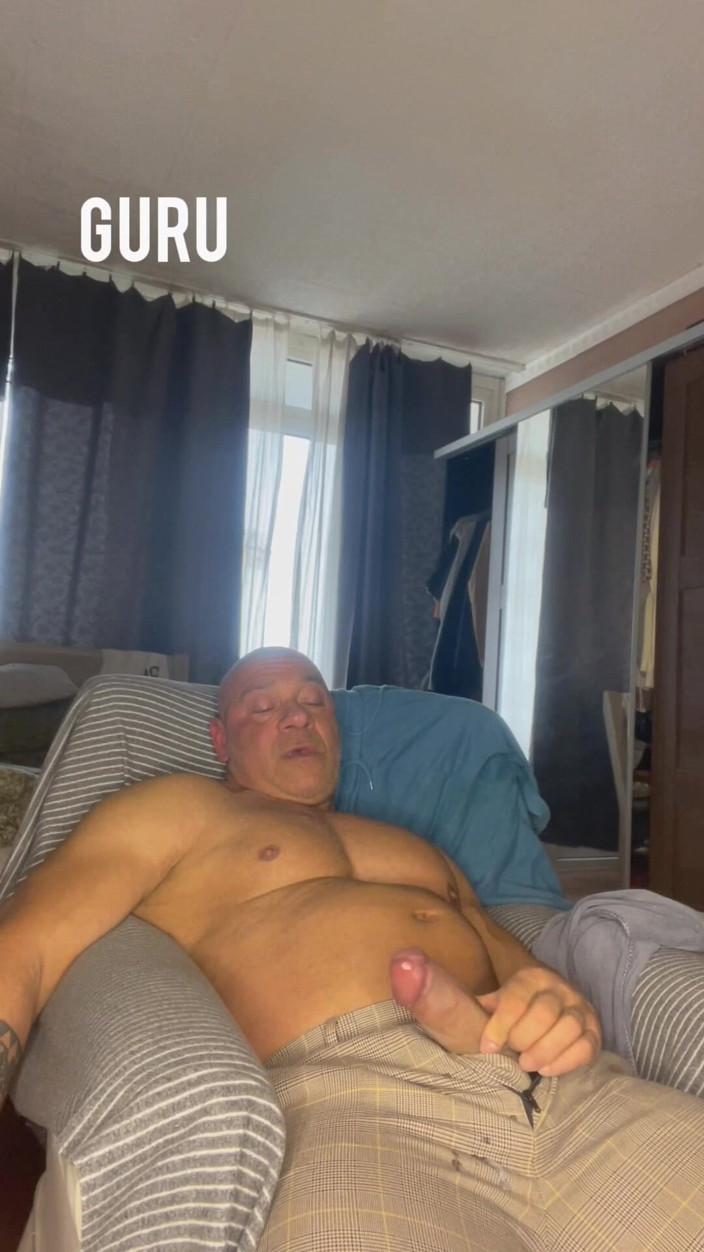 Mr. Guru: Mr Guru Wank Solo at Home. Bodybuilder Handjob