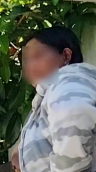 Awek bengkung India dalam jaket putih berbogel untuk kamera