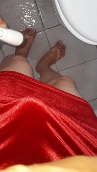 Travestito sborra dentro un sexy abito di velluto