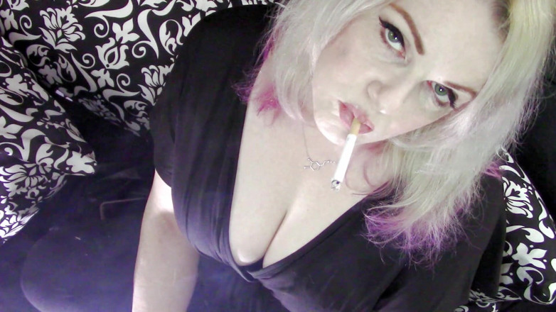 Smoke Temptress Annie Vox - Smoking Fetish: Atârnând o roșcată într-o rochie neagră