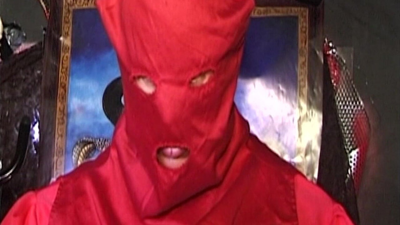 Erotic Club: Pissend durchnässte gepiercte muschi mit perlen im ritual gestopft