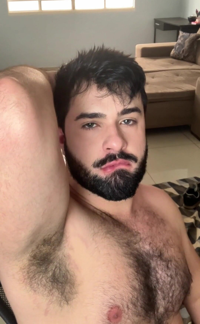 vincentandvitor: 我现在非常想要你们中的一个在我的乳头上，另一个在我的鸡巴上...新的 32 分钟视频即将在周四！