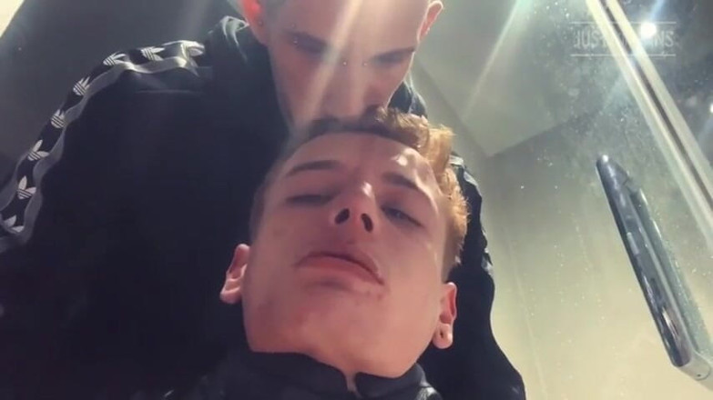 Claude Nikotine: Twink and master - toylet peshaab apmaan