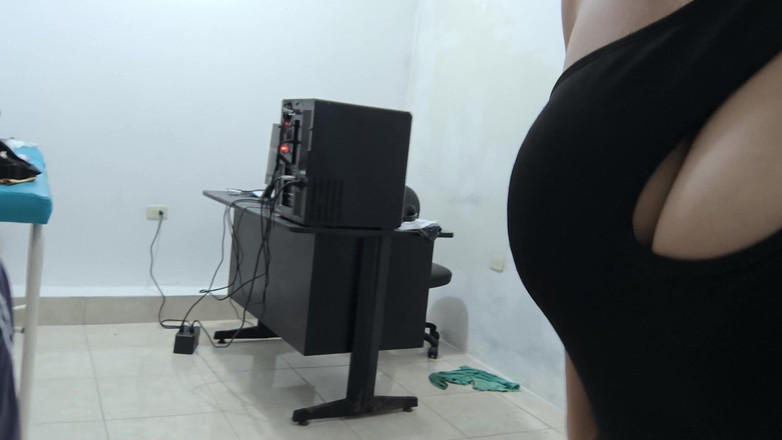NEGRITA SEXY: 当老板不在车间时，她操她的同事