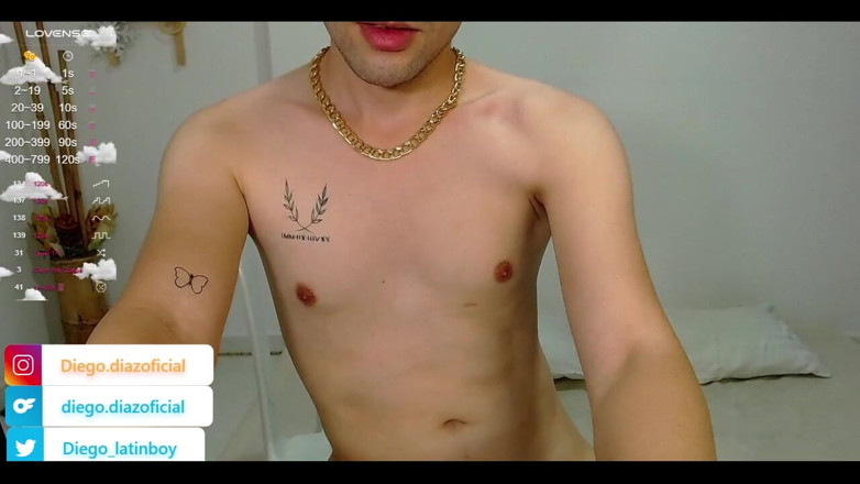 Diego_latinboy: Szczupły młody kolumbijski mężczyzna z Bucaramanga głaszcze swojego ogromnego kutasa,...