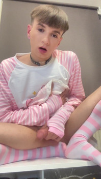 Femboy bien monté, branlette