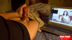 Mikel Prado: 男はビデオチャットで美しい女の子とジャークオフ