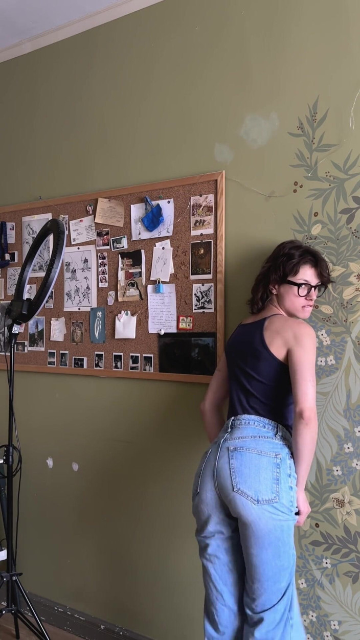 Karafuto404: Striptease met poesje vingerend close-up