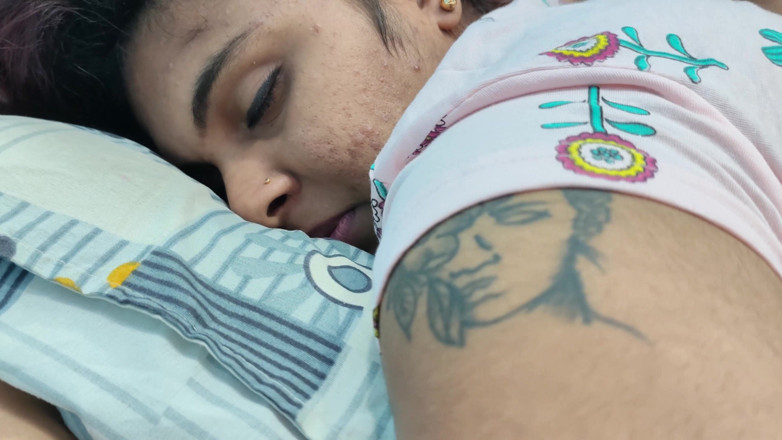 Vaigavarun45: Romantism sexy cu sărut în fustă
