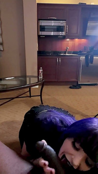 Une inconnue de l’hôtel à la grosse bite noire de Vegas me baise la gorge et m’éjacule sur le visage