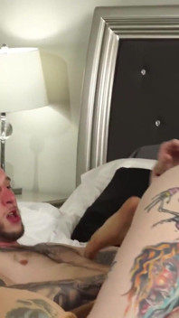 Hunk Cody Carter dostaje jego tyłek i wielki kutas zjedzony przez blondynka Kaiia Eve