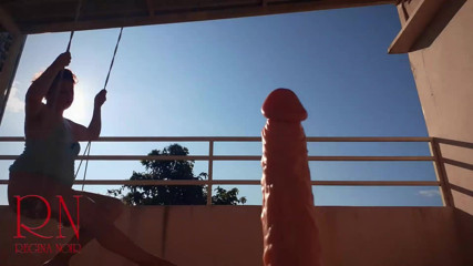 Regina Noir: Dewi Regina Noir menghisap dildo besar dan mengongkek pepeknya. Luaran....
