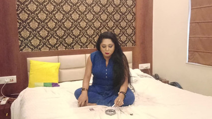 Bengali Bhabhi Sex: Sexig indisk het MILF låter vän leka med sina enorma...