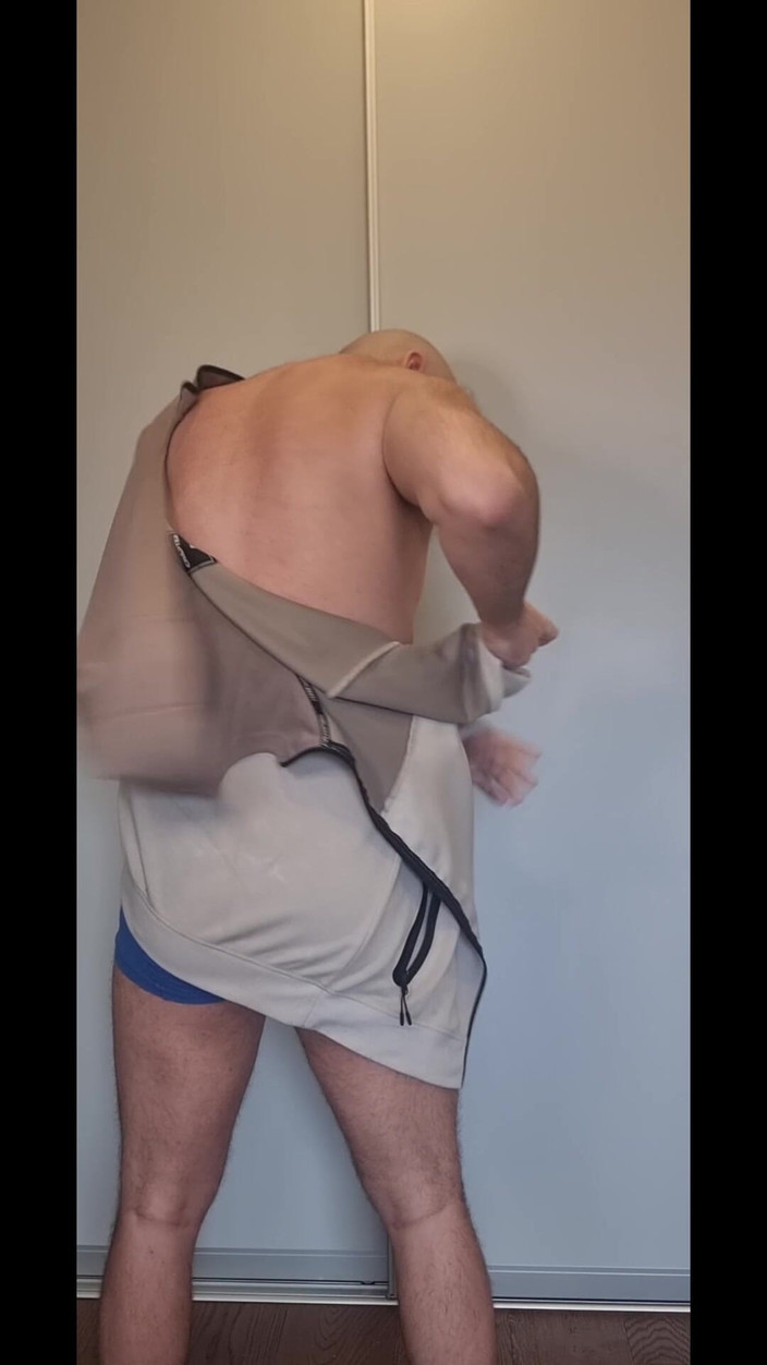 ShyCummerBoy: ストリップティーズとワイルドな射精を伴って