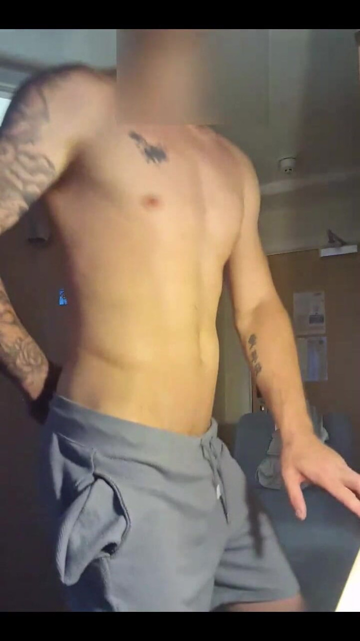 Englishtom20vip: Můžu se pro tebe svléknout, zlato