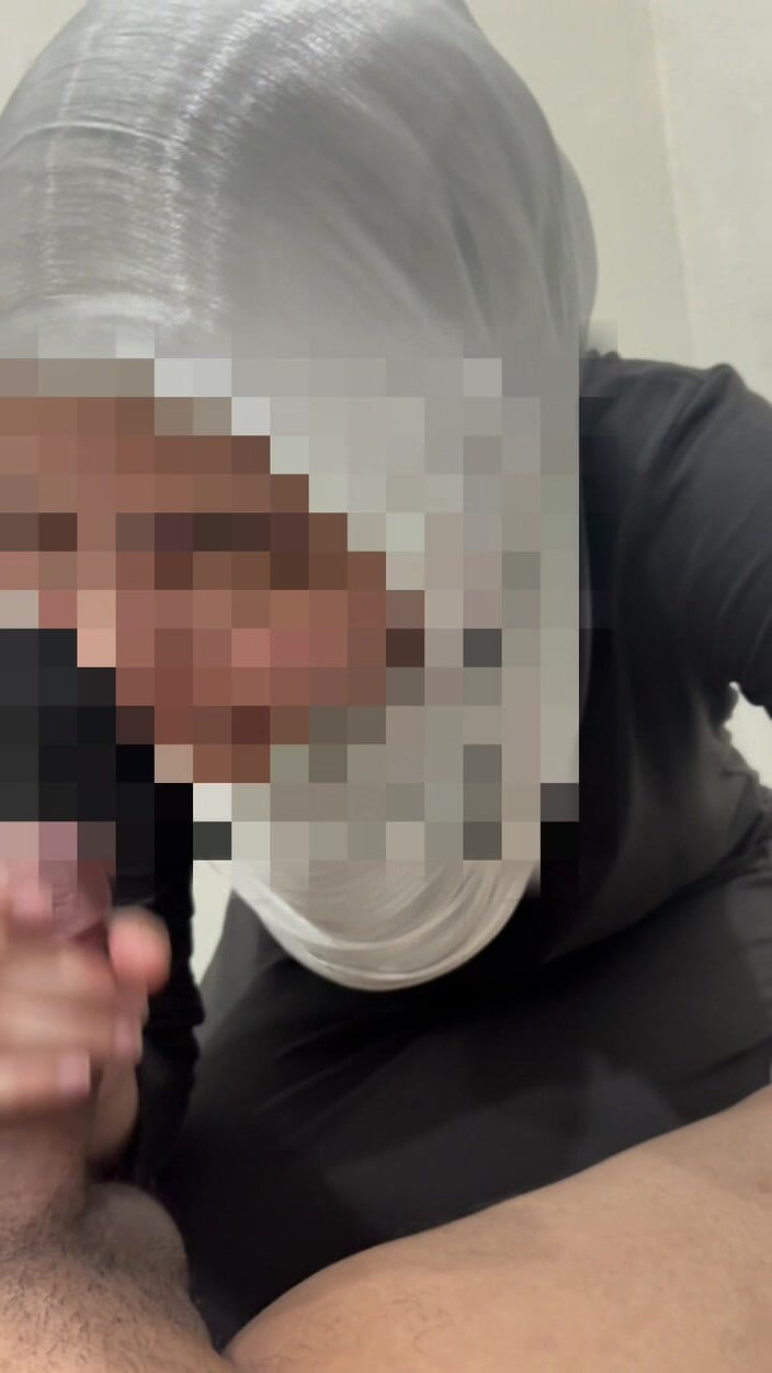 Mommy Puchong: La ragazza malese incappucciata succhia il cazzo della gente fino...