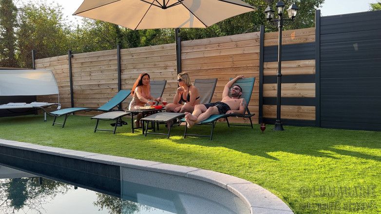 Lumacarie: Marie a Lucas Lumacarie si u bazénu hrají s Adelie