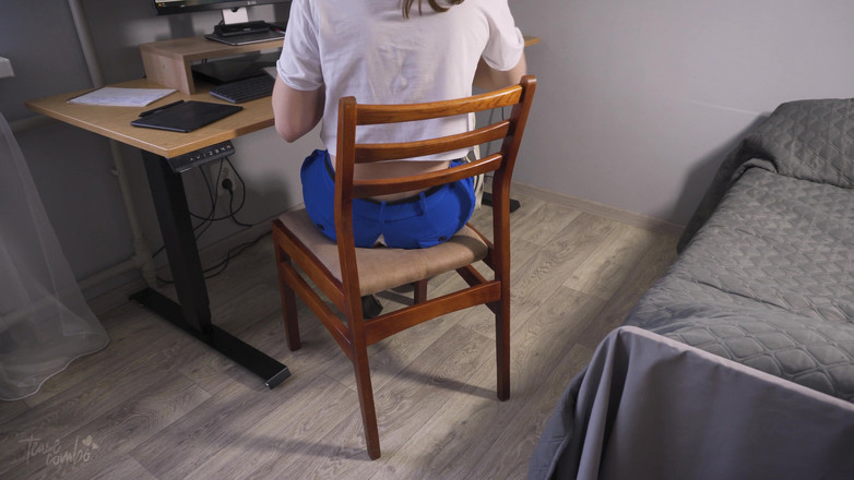 Teasecombo 4K: Compañero de trabajo muestra sus pantalones abiertos rasgados y su...