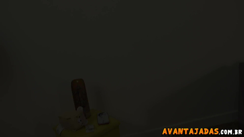 Avantajadas Brazil: 他和坚硬的鸡巴坐在美丽的变性人的腿上