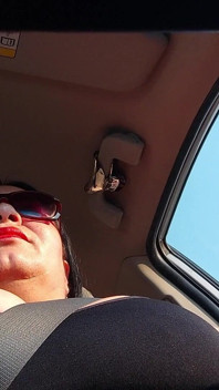 Mama vitregă care călătorește, fani solo în slow motion, în mașină cu țâțe mari