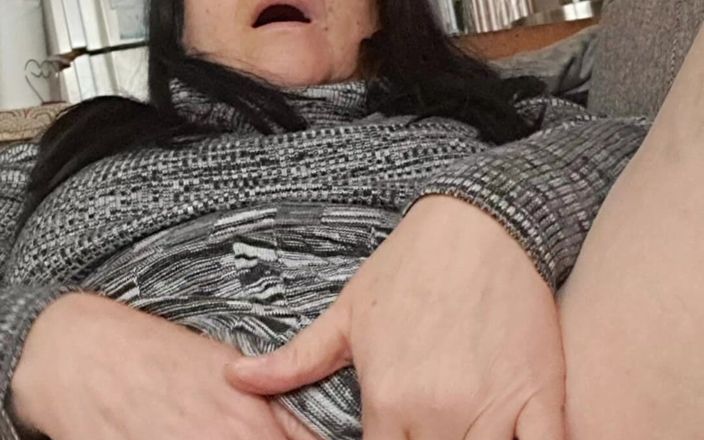 Mommy big hairy pussy: Kijkend onder de jurk is het harige poesje nat