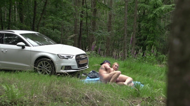 Real Porn Amateur: Mooie meid met grote borsten krijgt haar kutje buitenshuis vernield