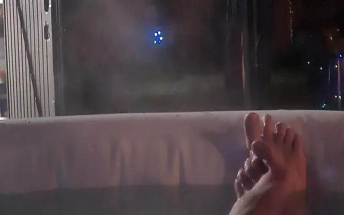 Uk Joolz: Late Night and Naked Hot Tub Teaser!