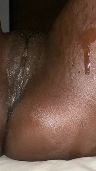Geiles afrikanisches vorspiel-teen liebt es, von dem Gefühl eines weichen schwanzes nass zu werden, der ihre eingeölte muschi reibt