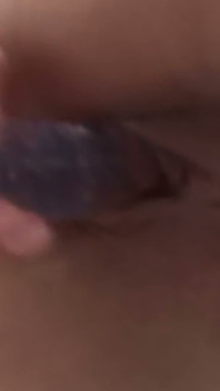 Peituda morena com um plug de vidro no sofá vermelho - anal solo