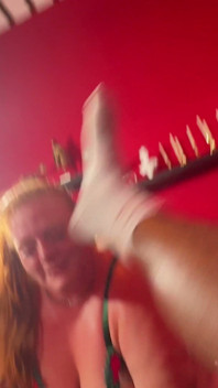 Býci s černými ptáky ničí díry Julie Ginger