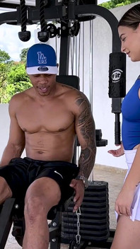 Personal Trainer dá a seu aluno um bbc na academia - Brandon Cruz e Lia Tovar