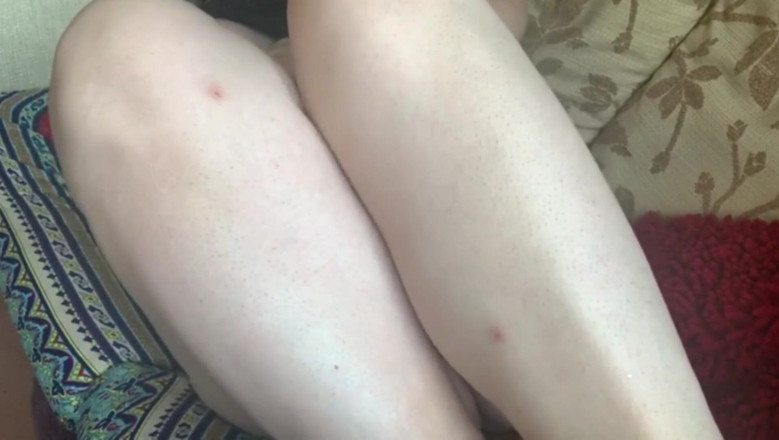 Real homemade BBW BBC porn: Youngenglishbbw лежить на дивані, потираючи мою пизду