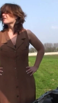 Une grosse brune mature en tenue sexy baise dehors
