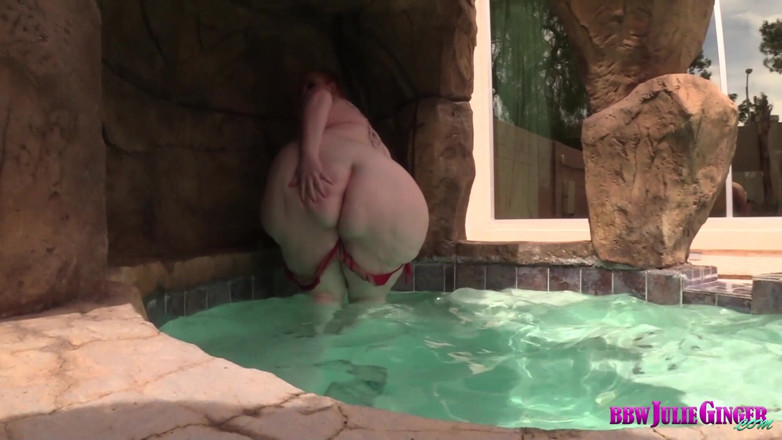 Julie Ginger: Seksi havuz solo mastubation