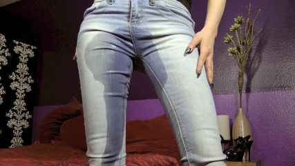 Nylonslut: Wettening my jeans