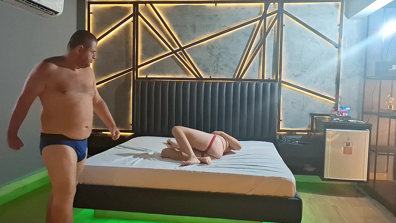 Punchbagplz: Inga varningar - Bear Cop's Secret Straff