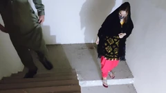 勾引哈拉的女友并离开她