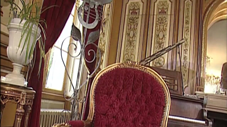 Erotic Club: Blonďatá milf a brunetka kotě v divoké hardcore orgii