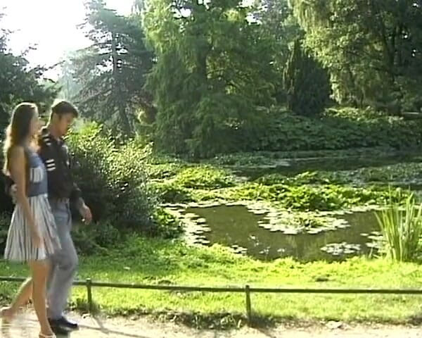 Busty German Sluts: Ta niegrzeczna niemiecka nastolatka cieszy się penetracją analną w parku