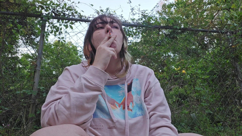 Mushroombitchx: Sigara içiyor ve komşularımı azdırıyor