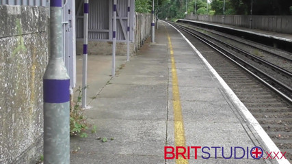 Brit Studio: Une Britannique coquine de 18 ans se masturbe en attendant son...