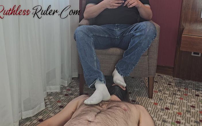 Ruthless ruler - maledom: Pés da manhã e cuspir licker cadela masculina