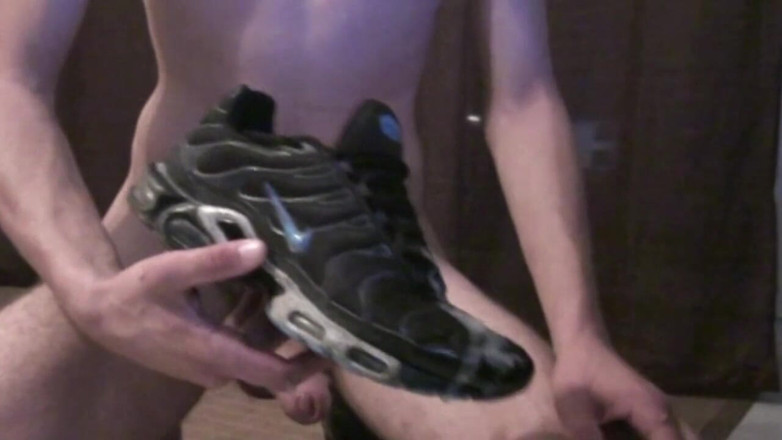 Sneaker gay: 자위하고 핑거링하는 스니핑