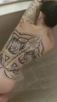 Petite Tatted teen ošukaná a vystříkaná na obličej